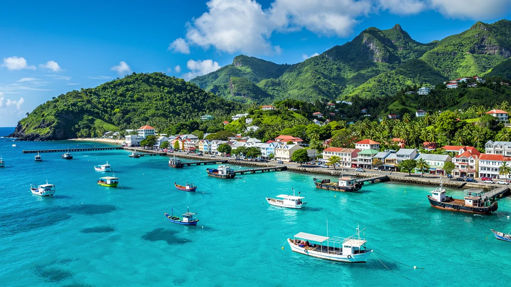 Vue du port et du front de mer de Victoria sur l'île de Mahé, capitale des Seychelles